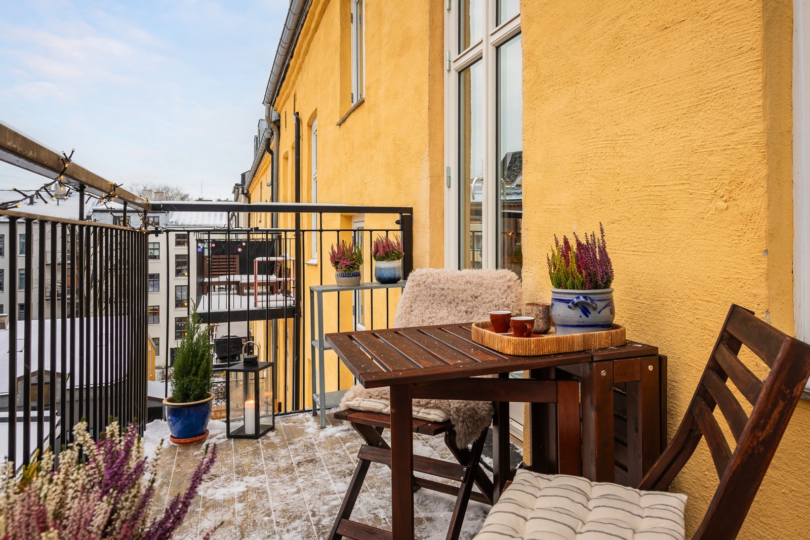 Balkongen er vendt mot pent opparbeidet og hyggelig bakgård. Galleribilde