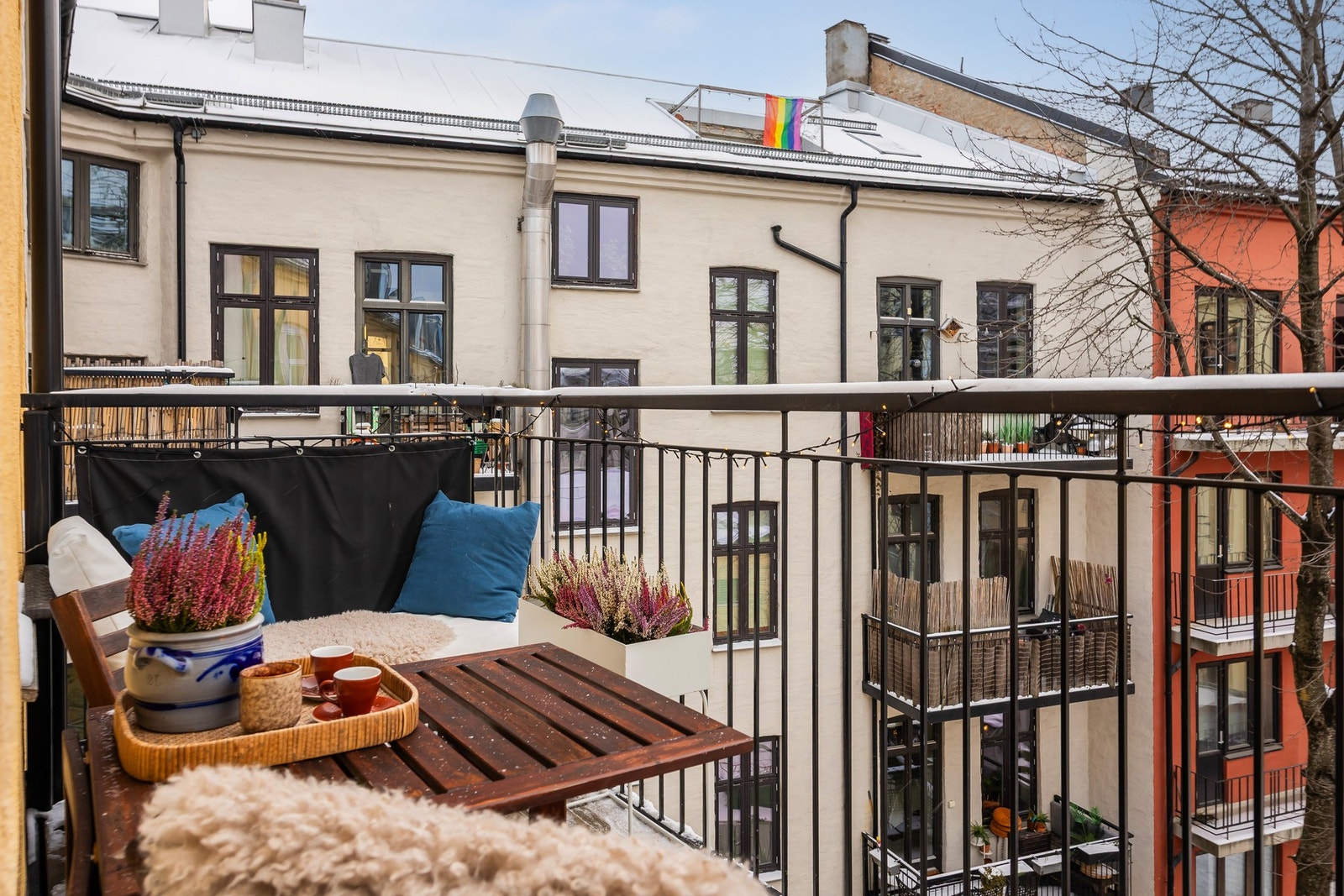 Balkongen er et perfekt sted for kaffekoppen i sommerhalvåret. Galleribilde