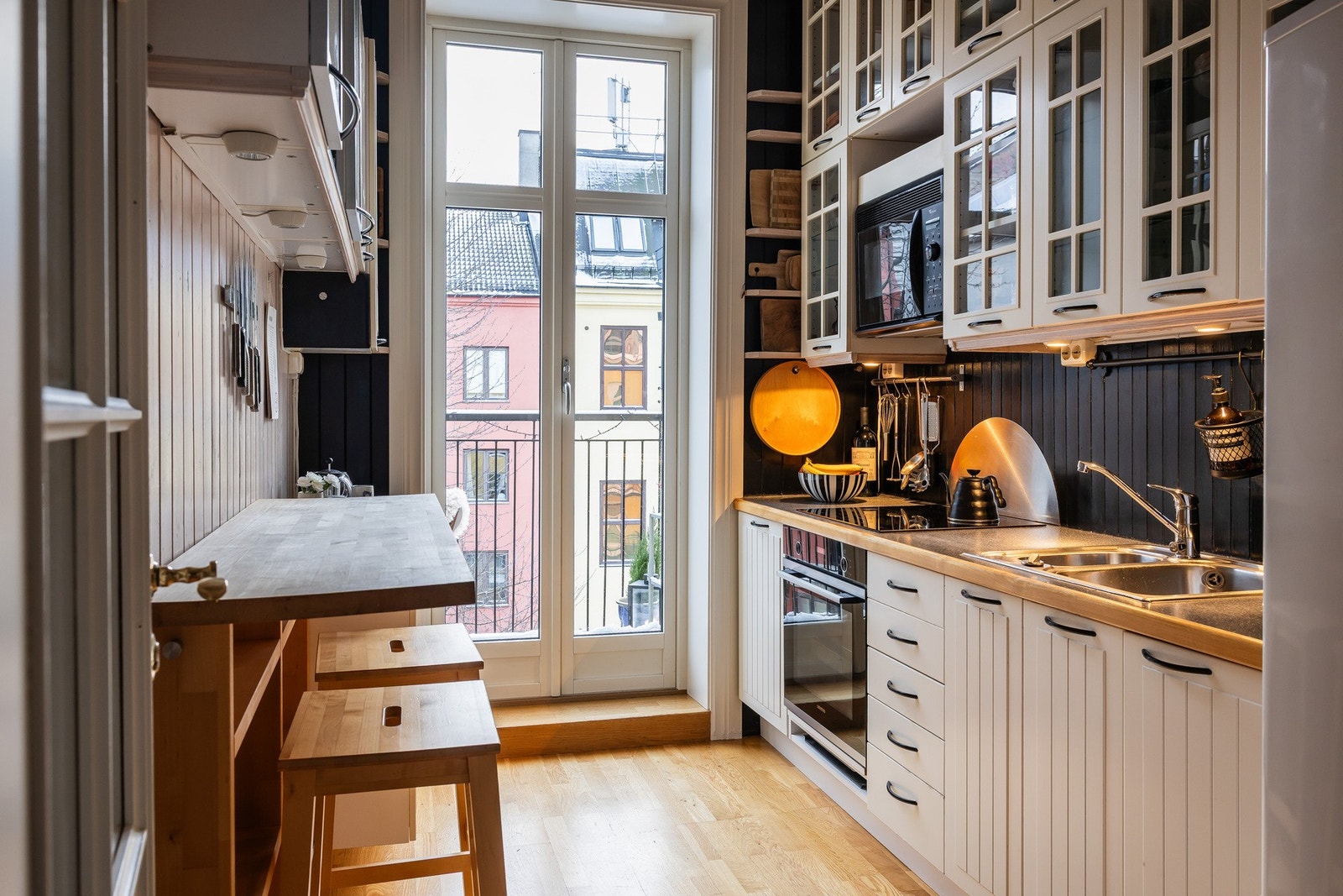 Kjøkkenet ligger som et eget rom med praktisk adkomst via glassdør, og har utgang til balkong på ca. 6 m² med morgensol. Galleribilde