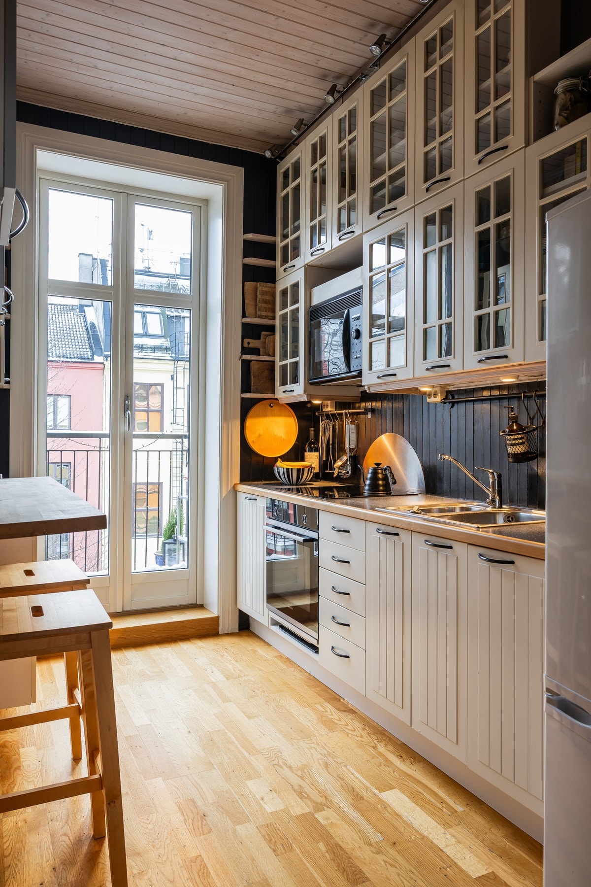 Kjøkkeninnredning fra IKEA med profilerte fronter. Galleribilde