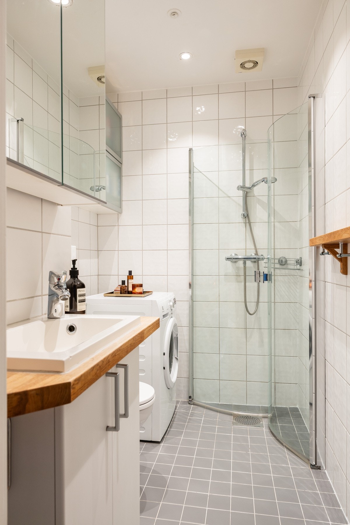 Innredning med servant og underskap med ett greps blandebatteri. Dusjbatteri med hånddusj. Galleribilde