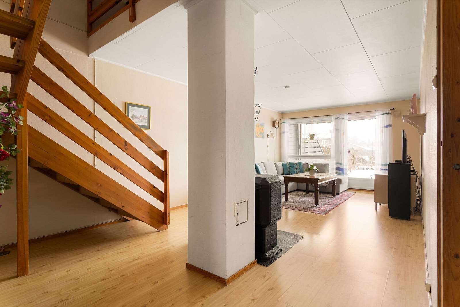 Stuen fremstår som romslig og innbydende med gode møbleringsmuligheter for både sofagruppe og TV-sone. Galleribilde