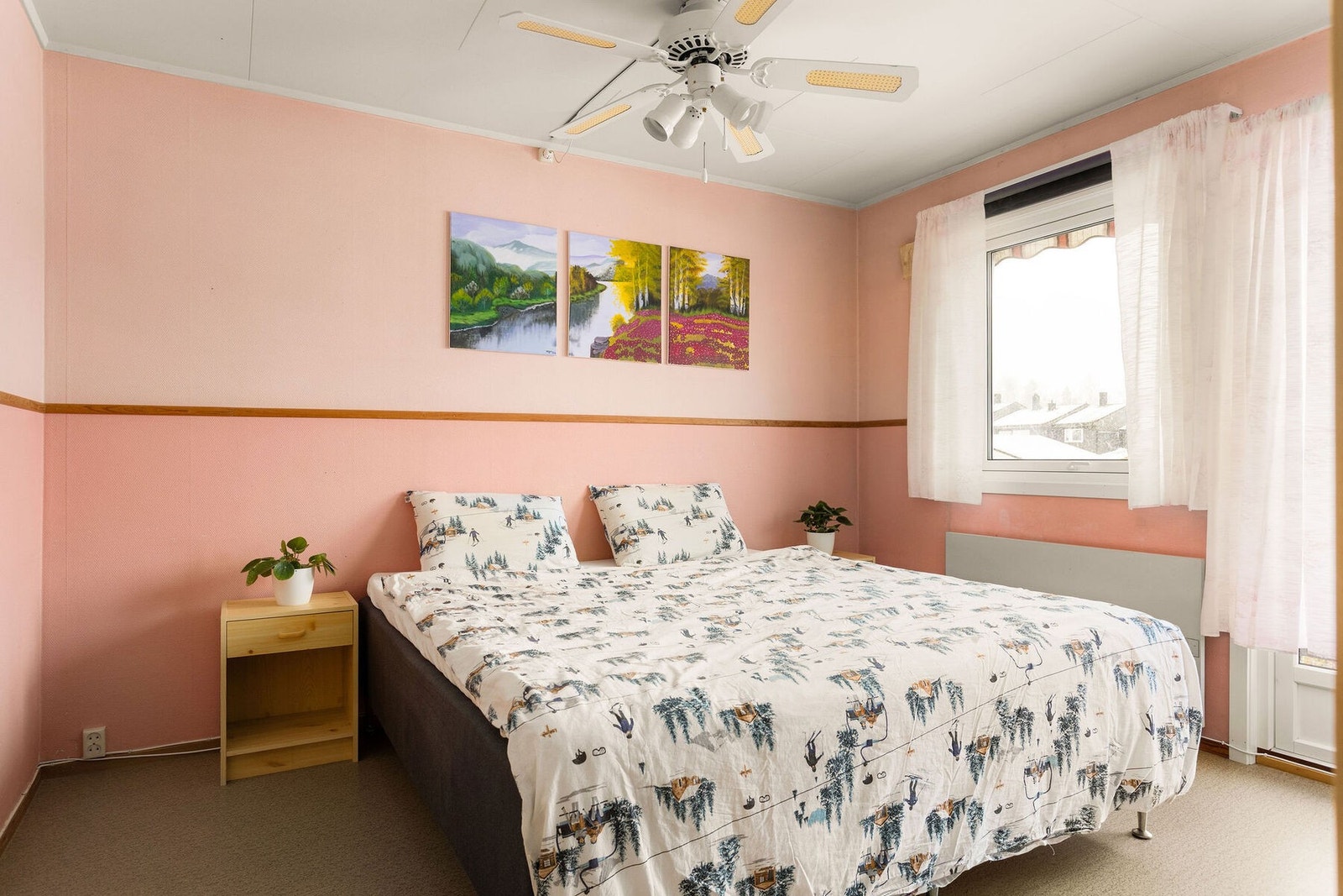 Boligen har tre gode soverom, alle plassert i andre etasje. Galleribilde