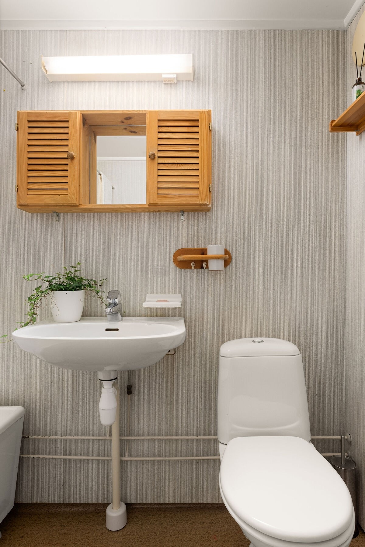 Overflater består av gulvbelegg på gulv, våtromstapet på vegger og takplater i himling. Galleribilde