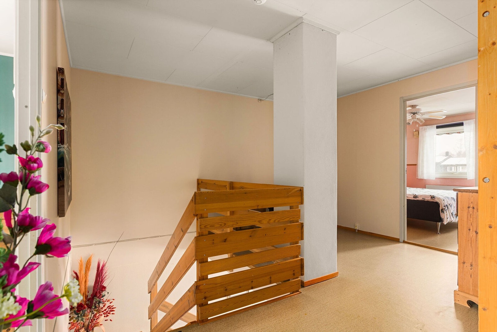 Selv om boligen har en eldre standard, byr den på svært gode romløsninger som gir et solid grunnlag for videre modernisering! Galleribilde