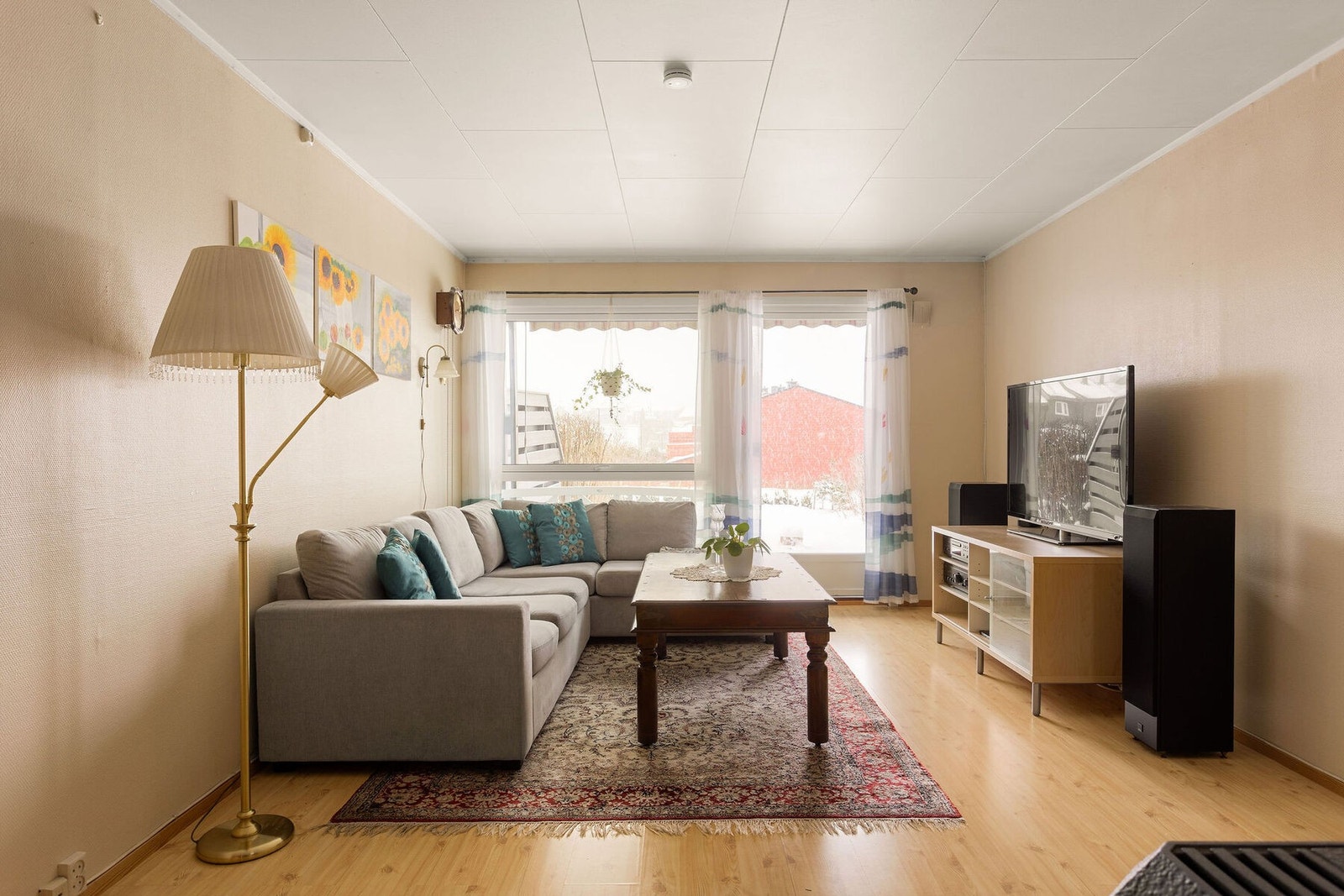 Rommets utforming gir en naturlig inndeling av soner, noe som gjør det enkelt å innrede både for avslapning og sosialt samvær. Galleribilde