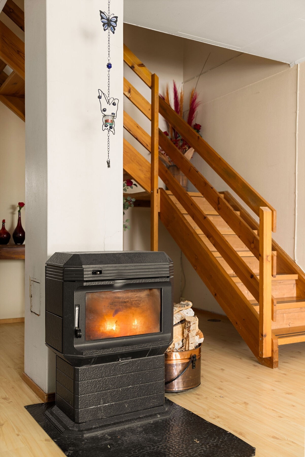 Peisovnen utgjør et naturlig blikkfang og bidrar til en lun og behagelig atmosfære på kjøligere dager, samtidig som den gir ekstra komfort i hverdagen. Galleribilde