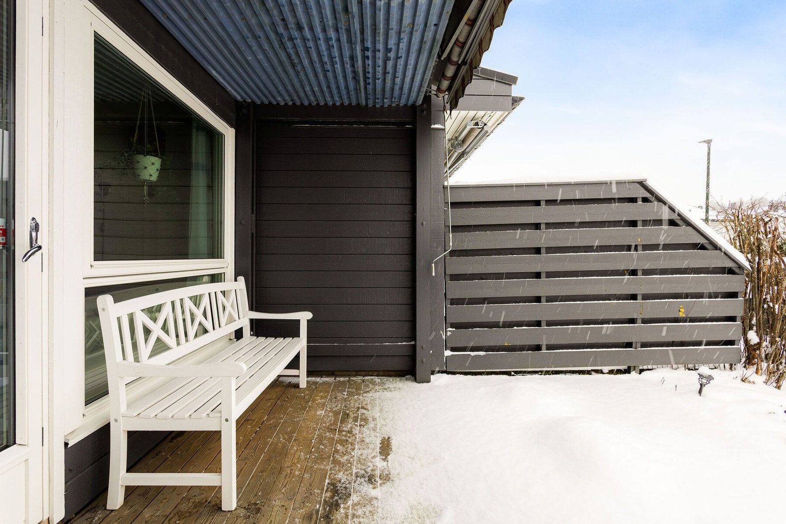 Et herlig uterom hvor ettermiddags- og kveldssolen kan nytes i rolige omgivelser. Galleribilde