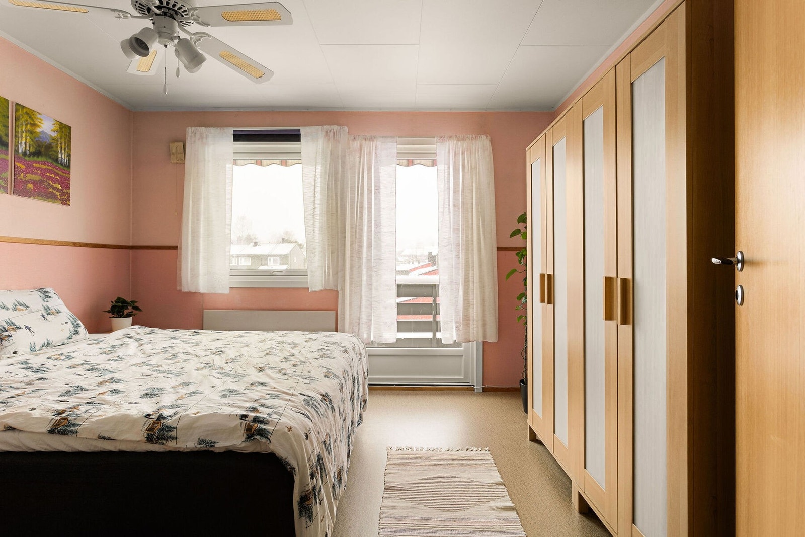 Hovedsoverommet er romslig og har direkte utgang til en vestvendt balkong på ca. 6 m². Galleribilde