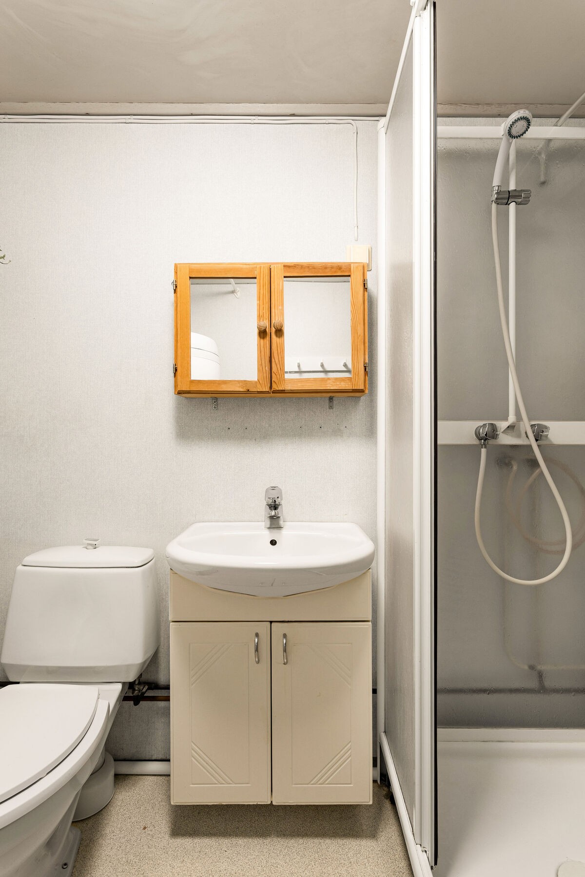 Boligen har to baderom. Badet i første etasje er opprinnelig fra 1977, med enkelte oppgraderinger utført i 1992. Galleribilde