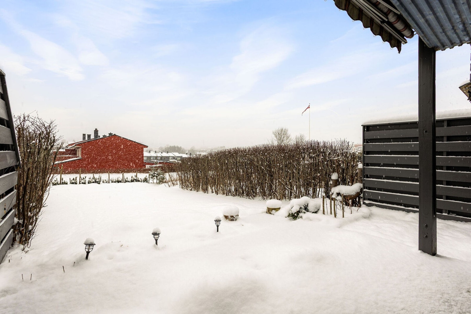 Fra stuen er det direkte utgang til en vestvendt markterrasse på ca. 13 m². Galleribilde