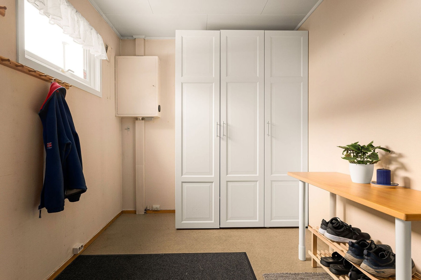 Entréen gir et ryddig førsteinntrykk og har god plass til oppheng og oppbevaring, før boligen åpner seg videre inn mot oppholdsrommene. Galleribilde