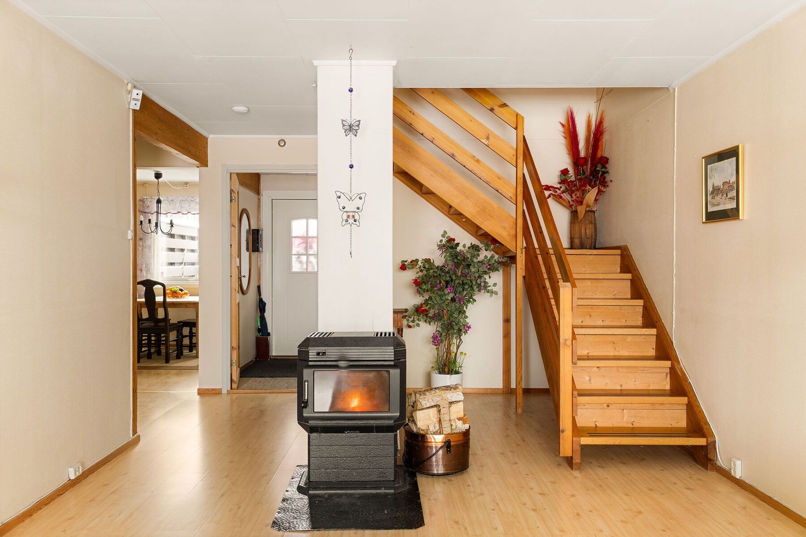 Boligen har en gjennomtenkt og familievennlig planløsning over to plan med gode oppholdsrom. Galleribilde