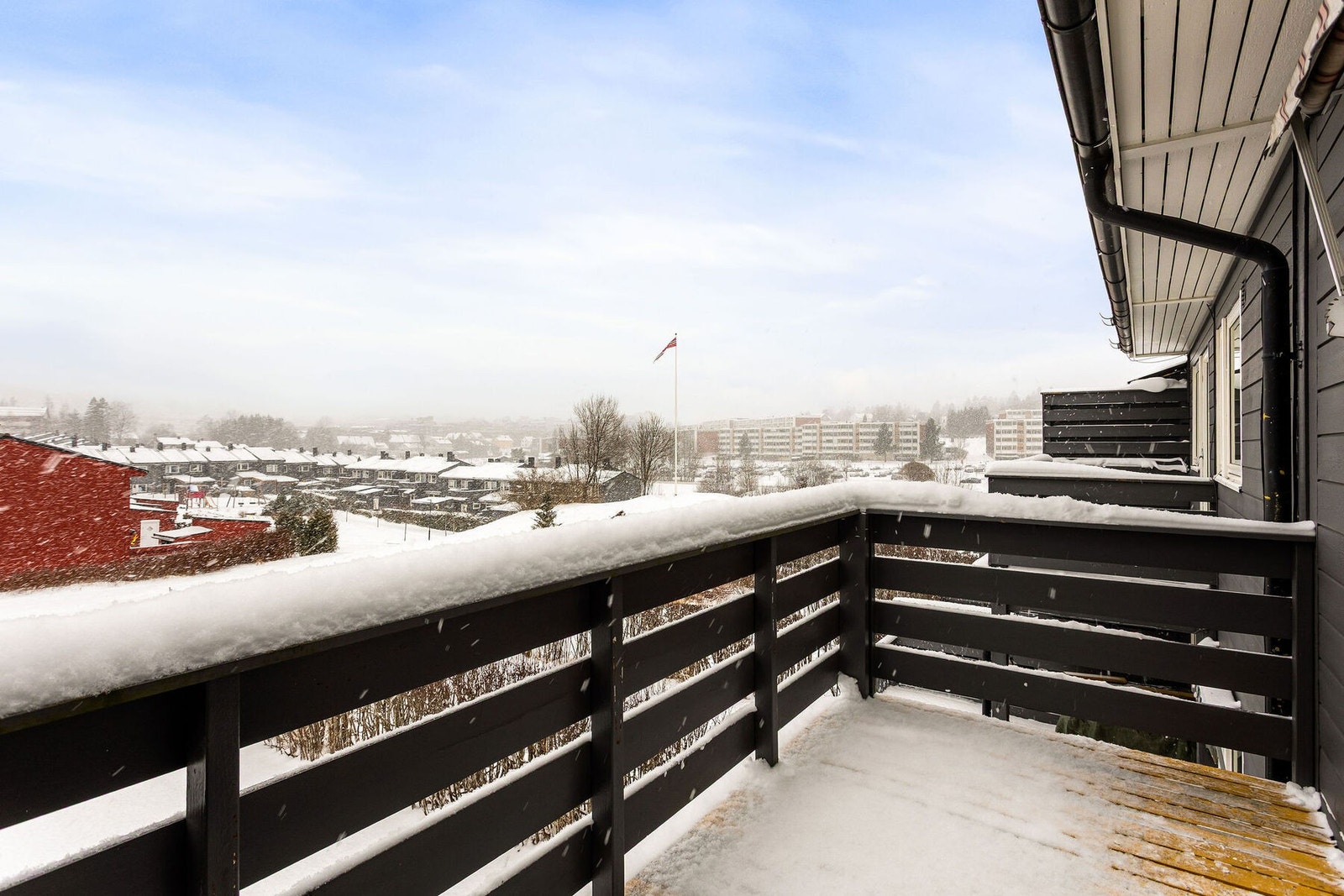 Her kan man nyte kveldssolen med flott utsyn over nærområdet. Galleribilde