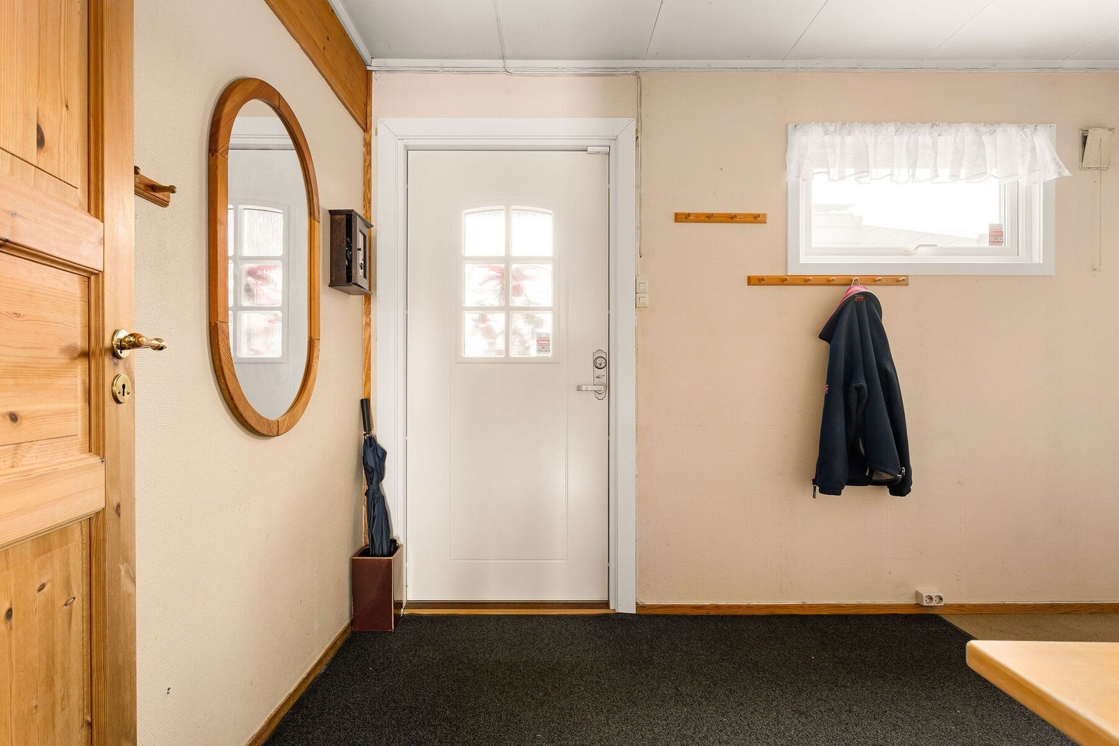 Boligen ønskes velkommen via en praktisk og funksjonell entré med slitesterkt gulvbelegg som egner seg godt for både hverdag og årstider med yttertøy og sko. Galleribilde