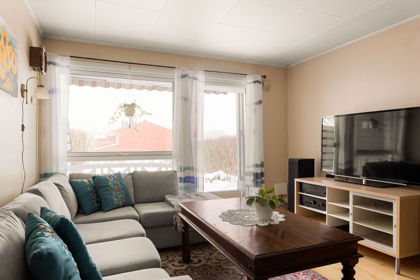 Samspillet mellom lysinnslipp, romslig gulvflate og gode møbleringsmuligheter gjør stuen til et naturlig samlingspunkt i boligen. Galleribilde