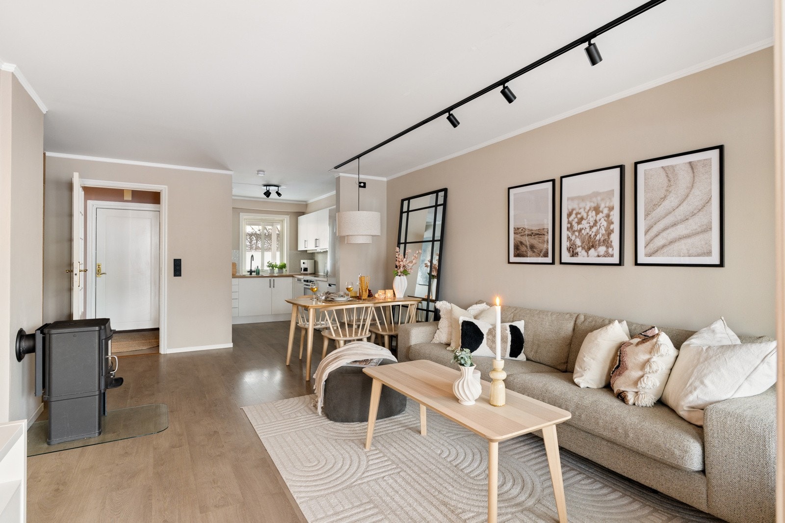 I motsatt ende av stuen er kjøkkenet plassert. Galleribilde