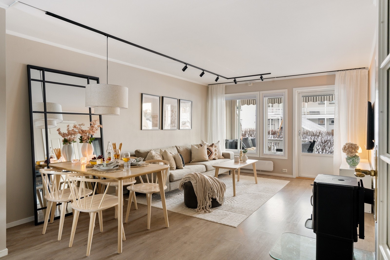 Etter å ha tatt av seg ytterjakke og sko er tiden inne for å ta turen inn i stua. En stor og romslig stue på hele 22 kvm. Galleribilde