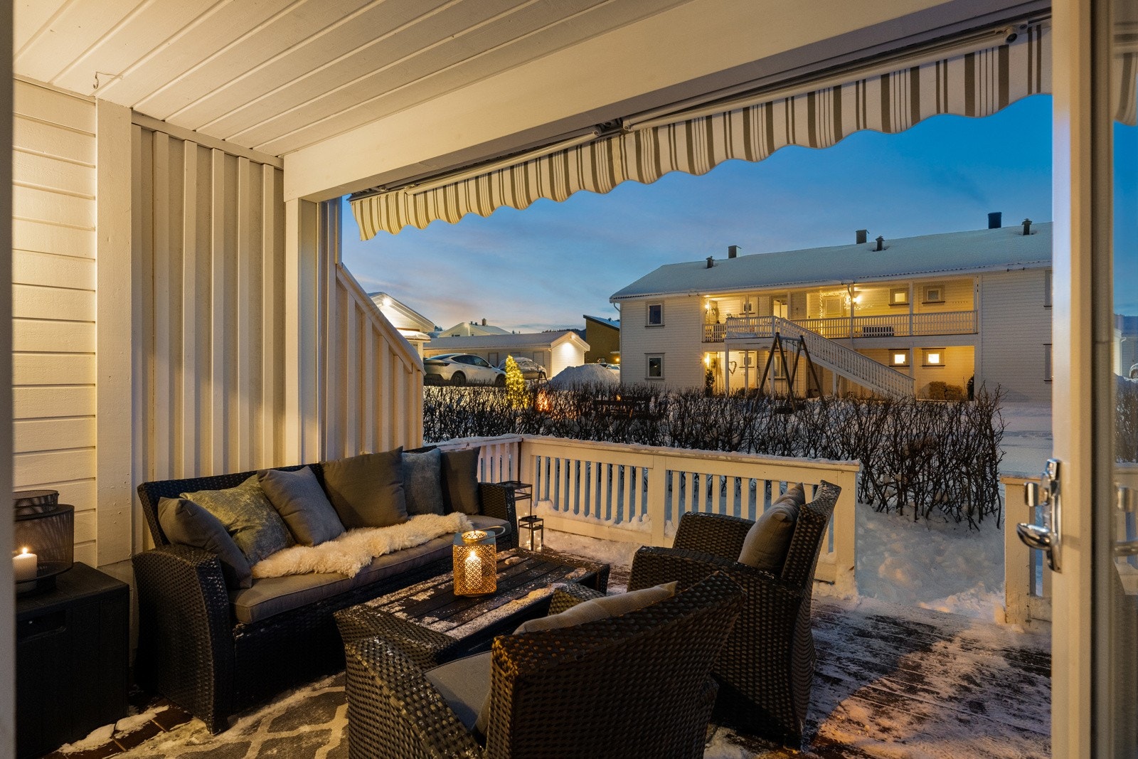 Det er åpent ut mot grøntområdene, perfekt om man ønsker å oppholde seg ute på fellesarealene om sommeren. Galleribilde