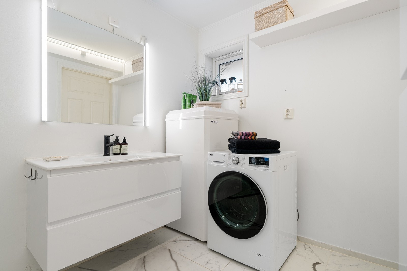På badet er det opplegg for vaskemaskin og tørketrommel. Badet ble oppgradert i 2024 av tidligere eier. Galleribilde