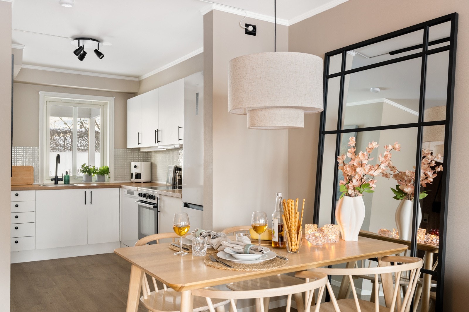 Leilighetens planløsning og størrelse gir plass til en koselig liten spiseplass mellom kjøkken og stue. Galleribilde