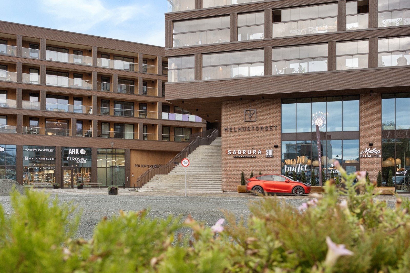 Fra Klemmets veg 6B bruker man ca. syv minutter med bil til nærmeste dagligvarebutikk, Rema 1000 Gaula. Melhus sentrum og Melhustorget ligger ca. 5 km unna og her finner man de fleste fasiliteter man trenger i det daglige. Galleribilde