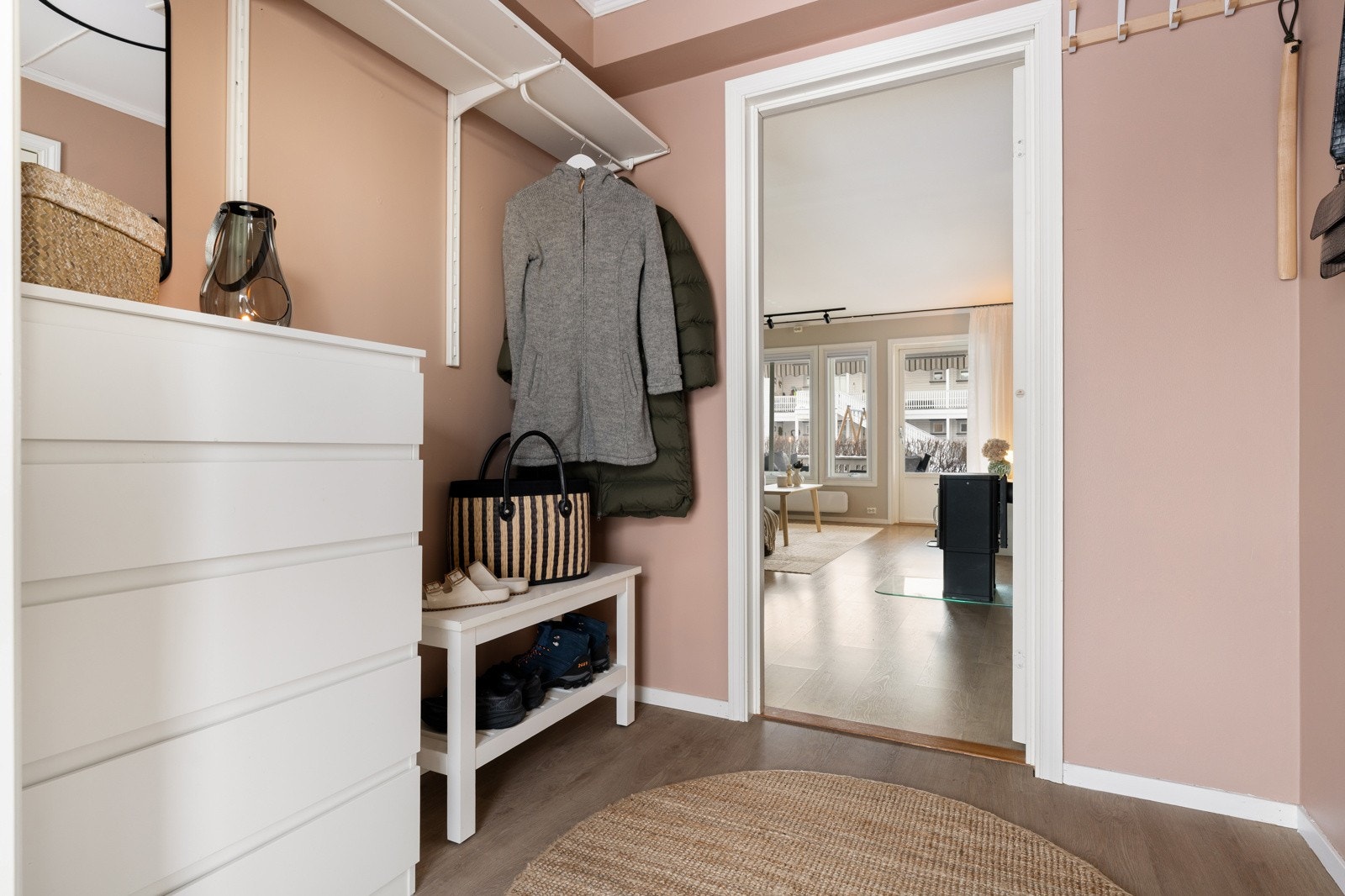 Velkommen hjem! I gangen er det knagger og hyller for oppbevaring av utetøy. Galleribilde