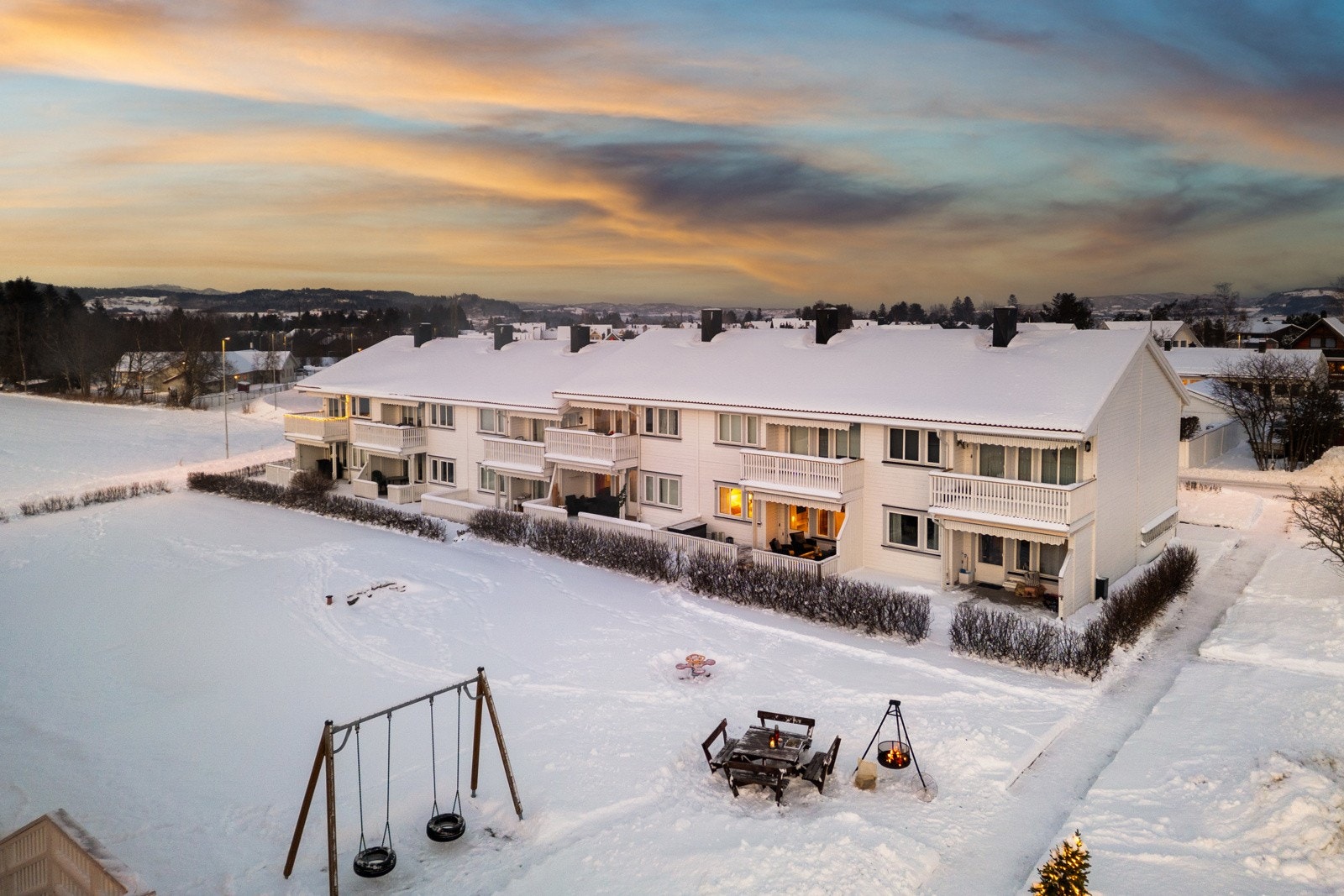 Leiligheten er en del av Brekkåsen borettslag, som igjen består av totalt 24 andelsleiligheter. Uteområdet er pent opparbeidet med flotte grøntområder. Her bor du trygt - enkelt - og godt. Galleribilde