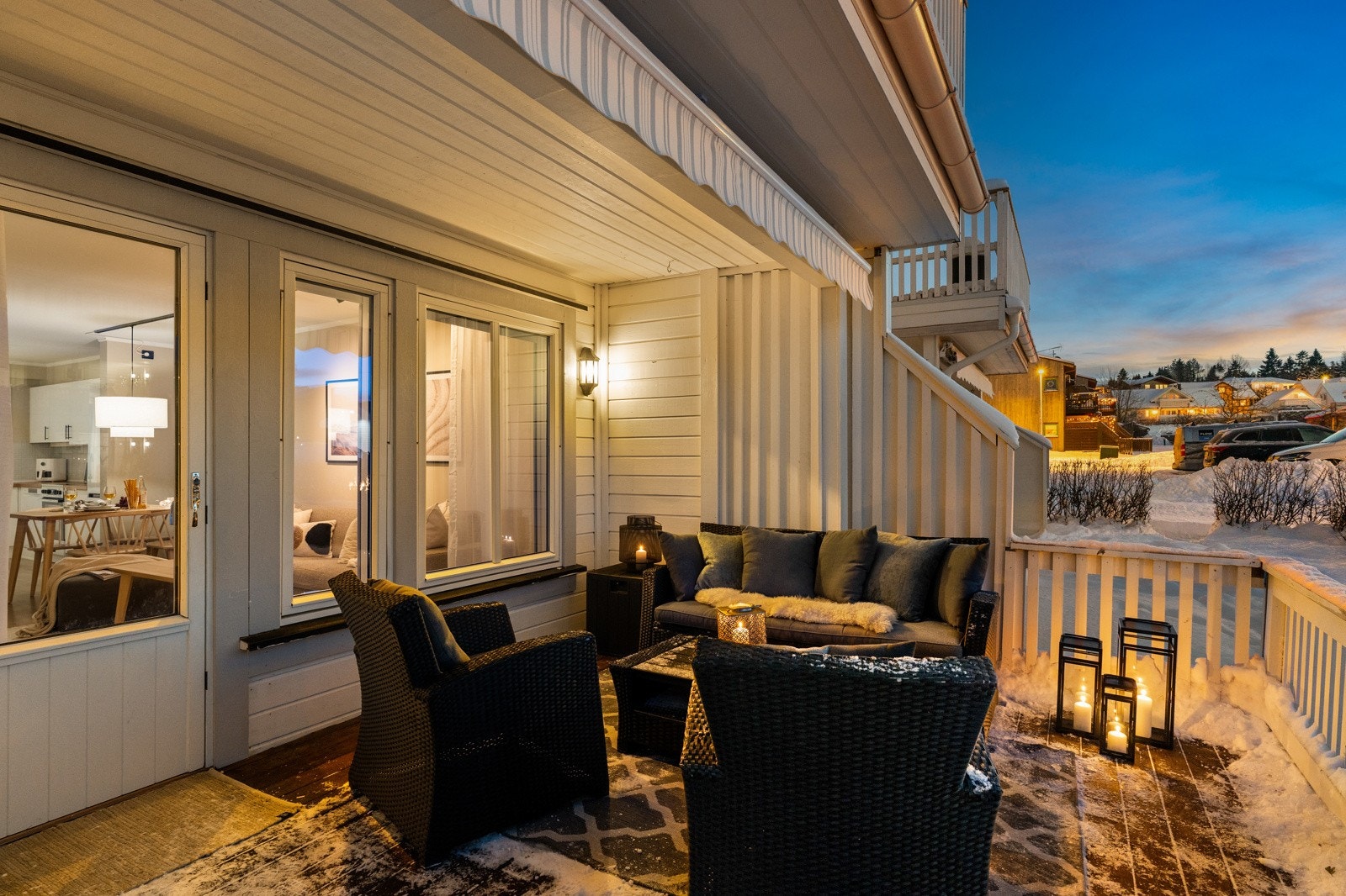 I Klemmets veg 6B får du en romslig leilighet med god planløsning. God størrelse på stuen og soverom, og en herlig uteplass som fungerer som en fin forlengelse av leiligheten om sommeren. Galleribilde