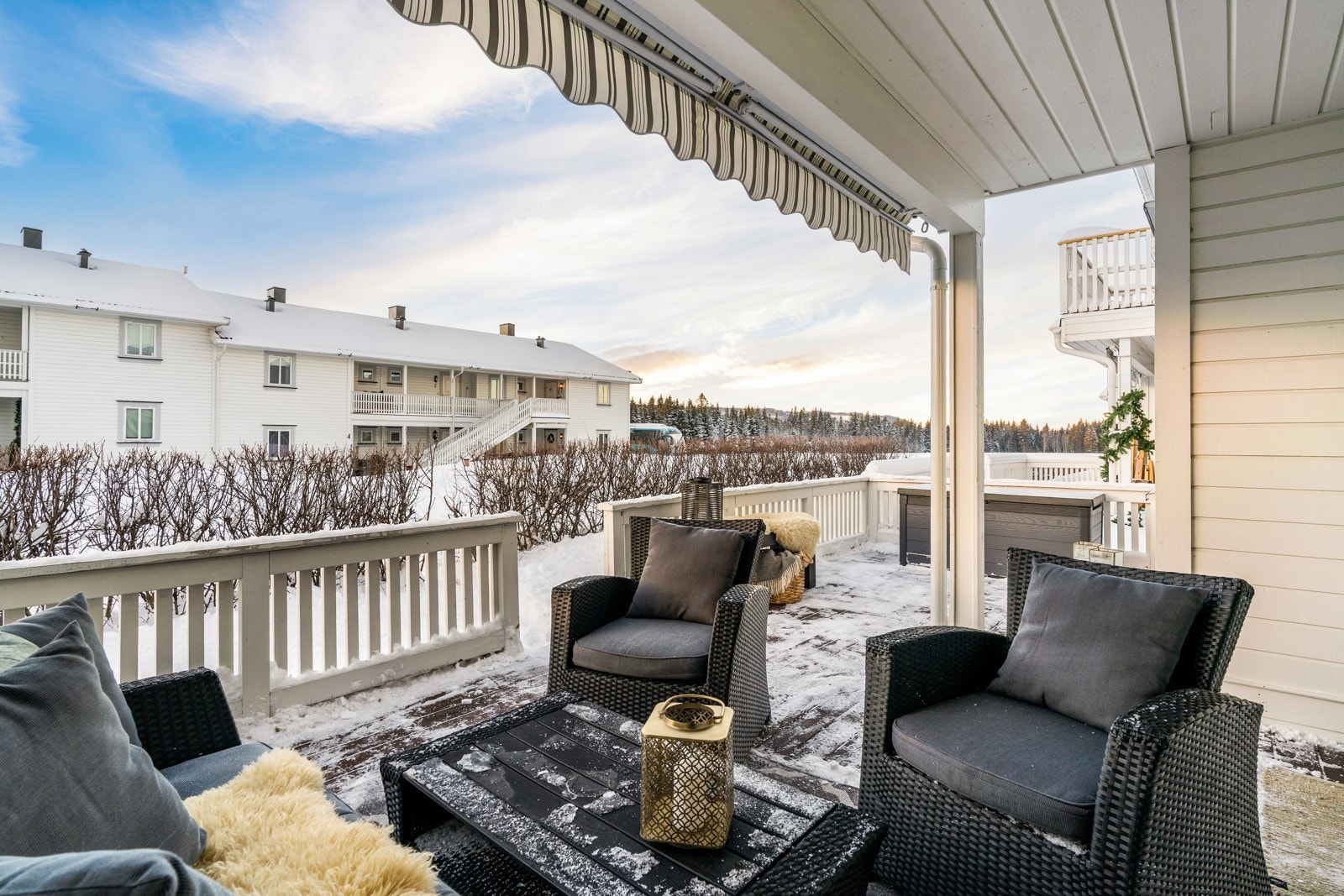 Den sørvendte plasseringen gir en lang og god solgang på sommerstid. Her kan man nyte lange, late dager i sola. Og når det blir for mye kan man enkelt skjerme med markisen som er montert. Galleribilde