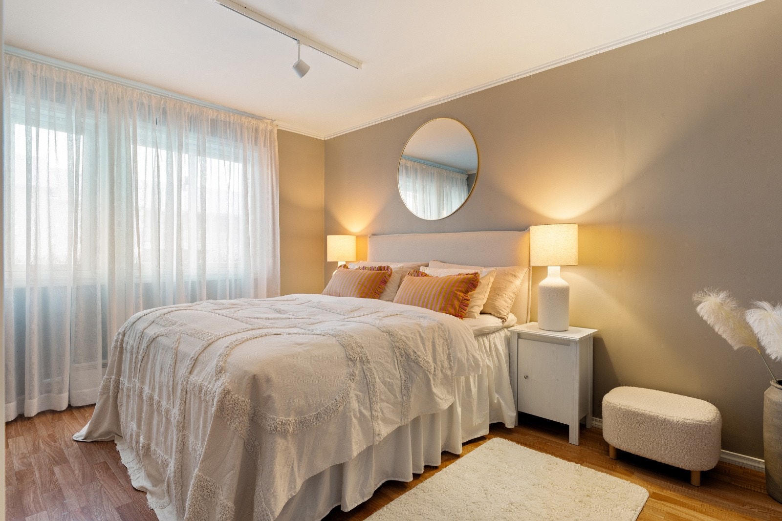 Soverommet er av særdeles god størrelse, målt til 10,9 kvm. Her er det god plass til ønsket sengstørrelse, nattbord på hver sin side og kommode for oppbevaring. Galleribilde