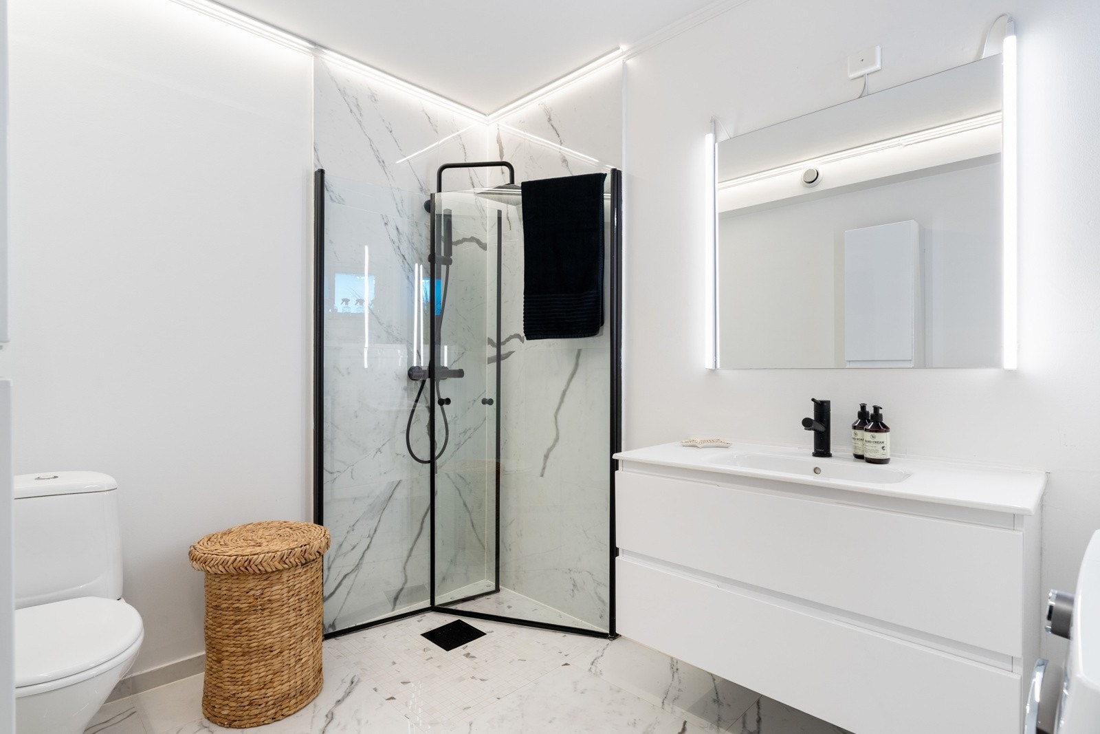 Baderommet har adgang fra gangen og er målt til 6,3kvm. Galleribilde