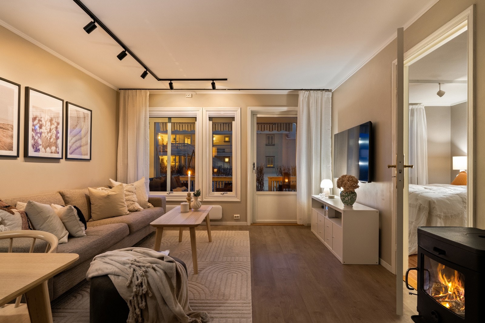 Fra stuen er det utgang til en solvendt terrasse. En nydelig plass å oppholde seg om sommeren når gradestokken stiger. Galleribilde