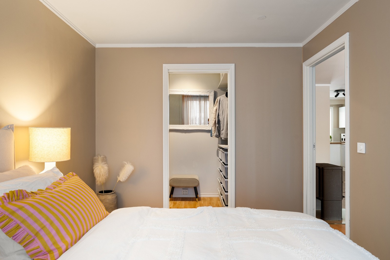 Rommet innenfor er en praktisk bod som er omgjort til walk-in garderobe. Her finnes også sikringsskapet for leiligheten. Galleribilde