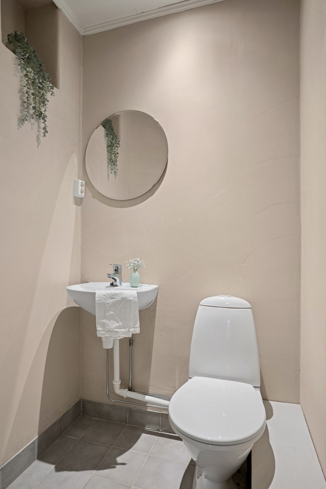 I entréen finner vi det separate toalettet. Rommet er innredet med gulvstående WC og servant. Toalettrommet ble sparklet og malt i 2021. Galleribilde