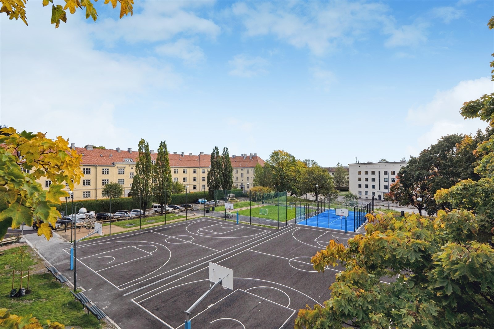 I umiddelbar nærhet har du lekeplass, basketballbane og padelbane. Galleribilde