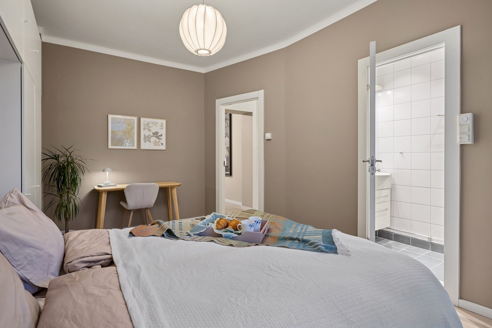 Flere naboer har delt opp soverommet og etablert walk-in-garderobe. Fra soverommet er det direkte tilgang til badet. Galleribilde