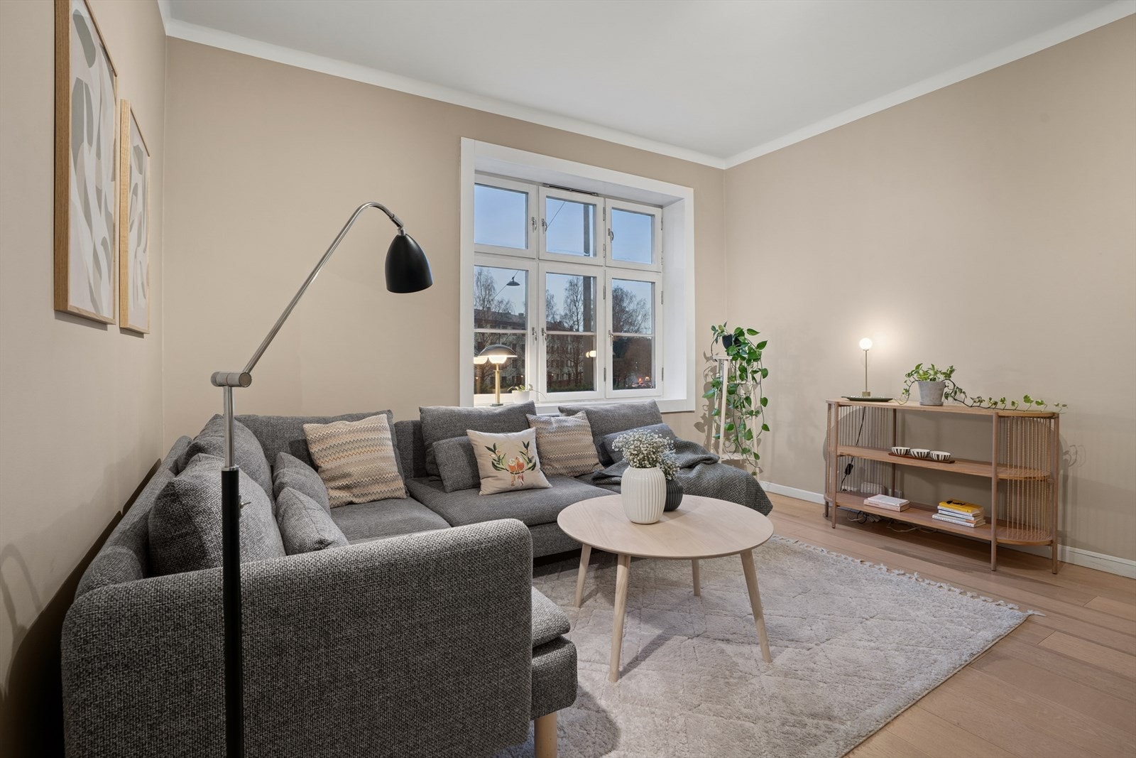 Lys og luftig stue med fint lysinnslipp fra store vindusflater. Galleribilde