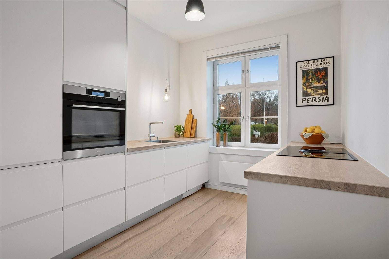 Leiligheten har i dag et romslig, separat kjøkken fra 2018. Galleribilde