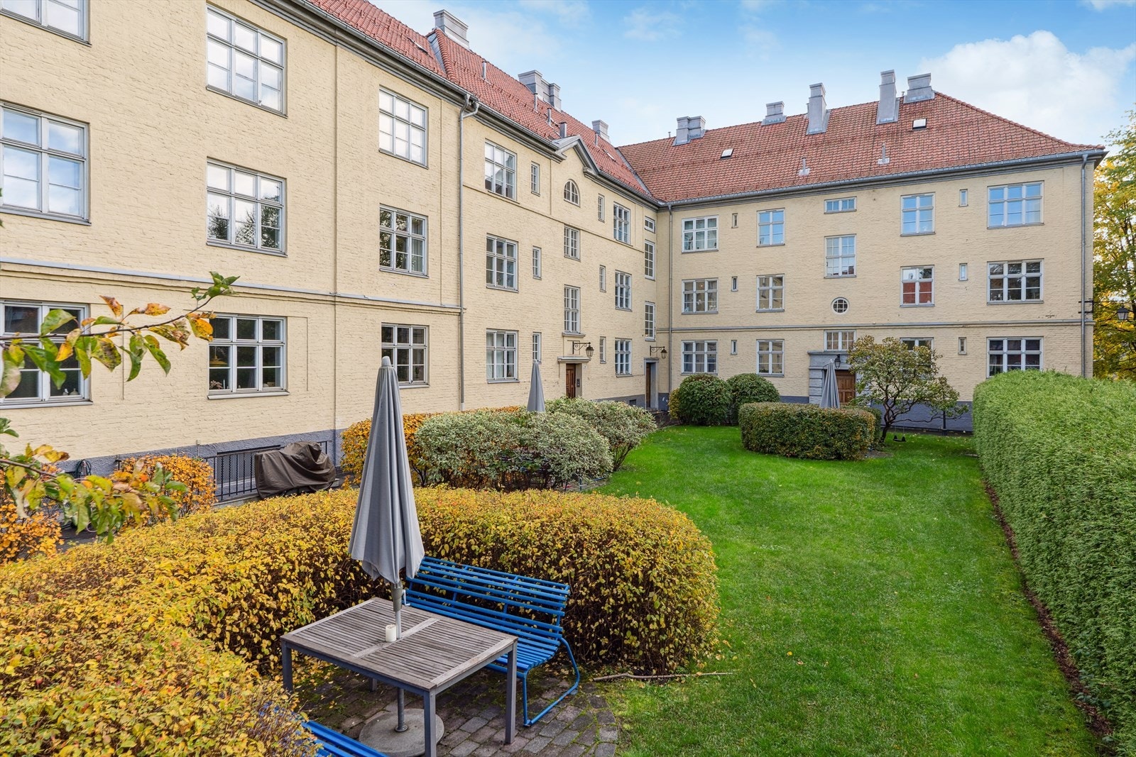 Rett utenfor leiligheten ligger borettslagets frodige bakhage, til glede for beboerne. Galleribilde