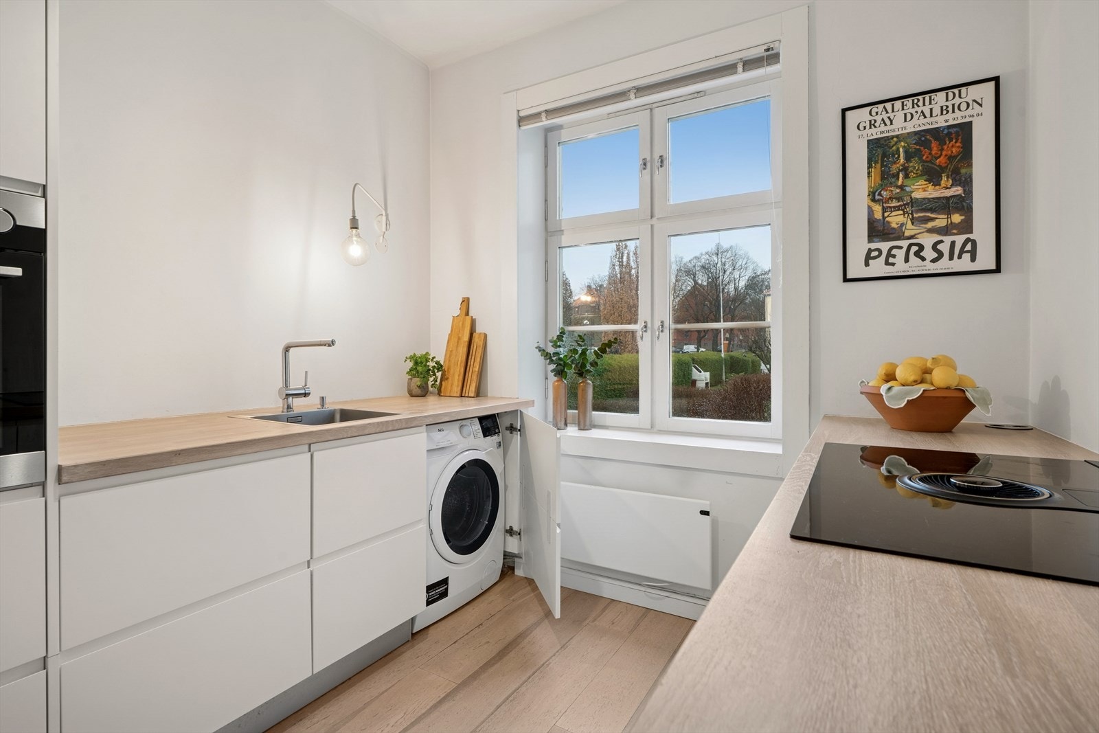 Koketoppen har integrert ventilator. På kjøkkenet er det også opplegg for vaskemaskin. Galleribilde