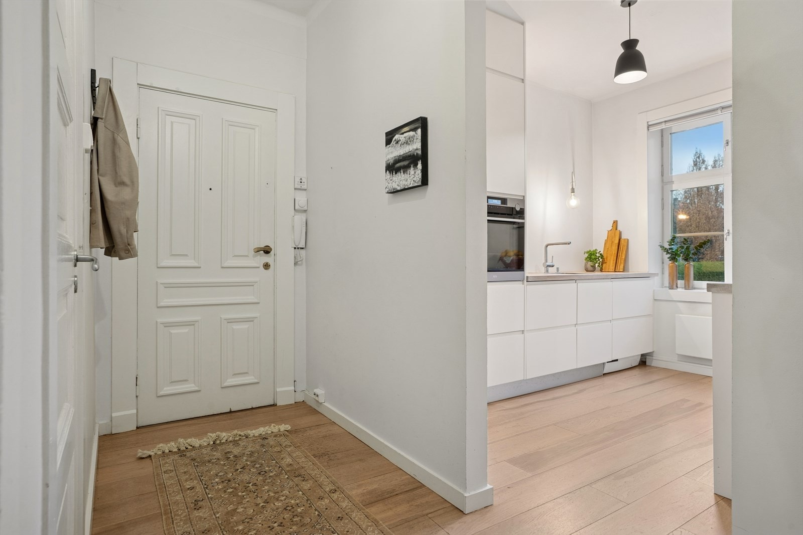Entréen gir et godt førsteinntrykk av leiligheten og den praktiske planløsningen. Ytterjakker og sko kan ryddes bort inn i det praktiske kottet. Galleribilde
