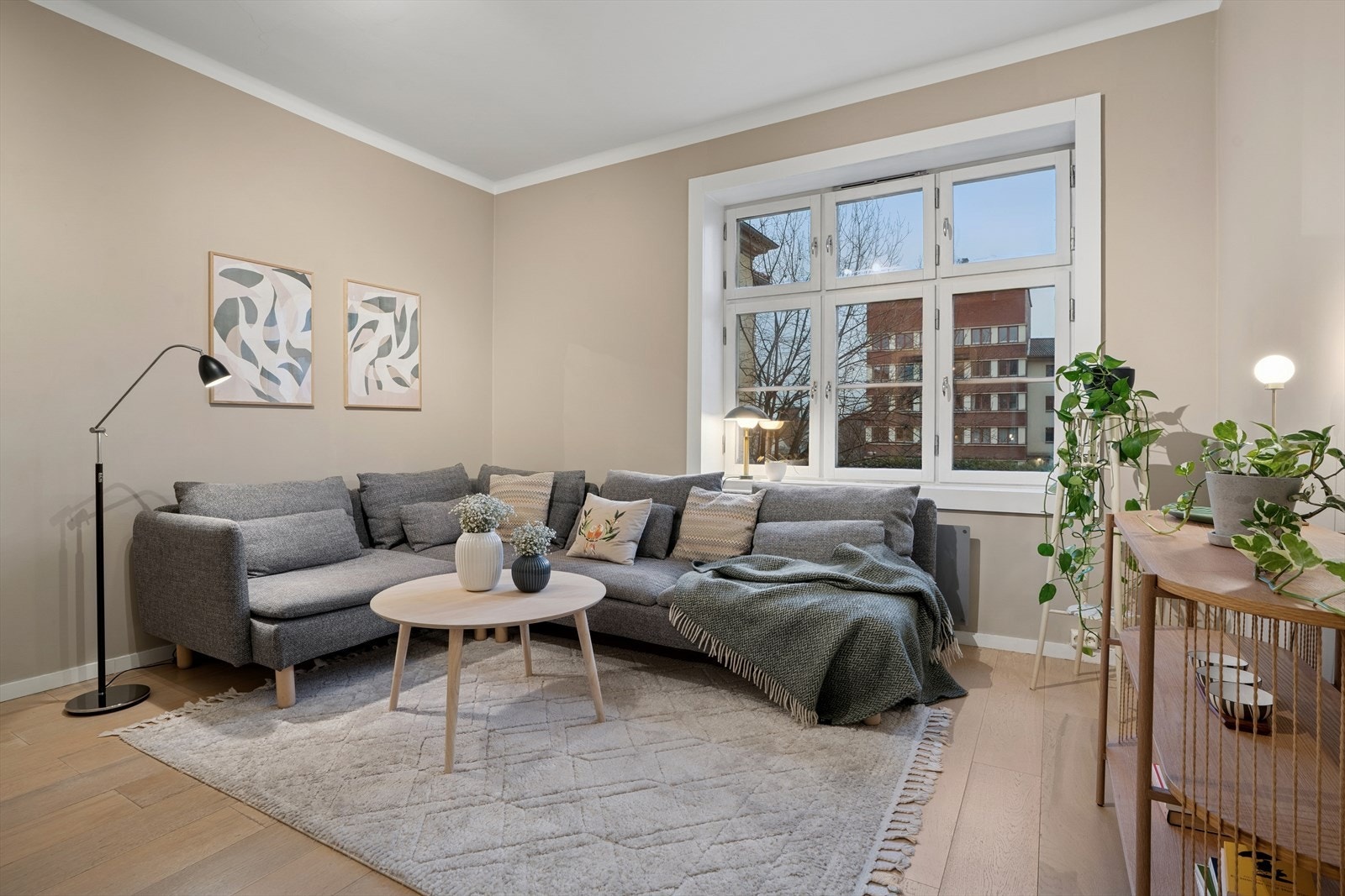 Her får du blant annet store vindusflater, generøs takhøyde, lekker en-stavs parkett og romslig soverom. Galleribilde