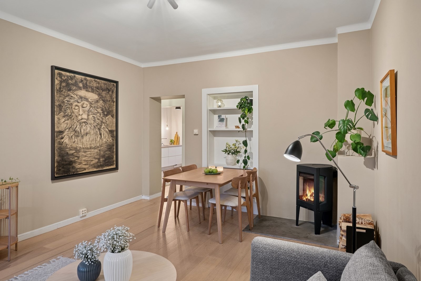 Peisovnen er både praktisk og pen, og varmer godt på kjølige dager. Pipeløpene ble gjennomgått i 2020. Galleribilde