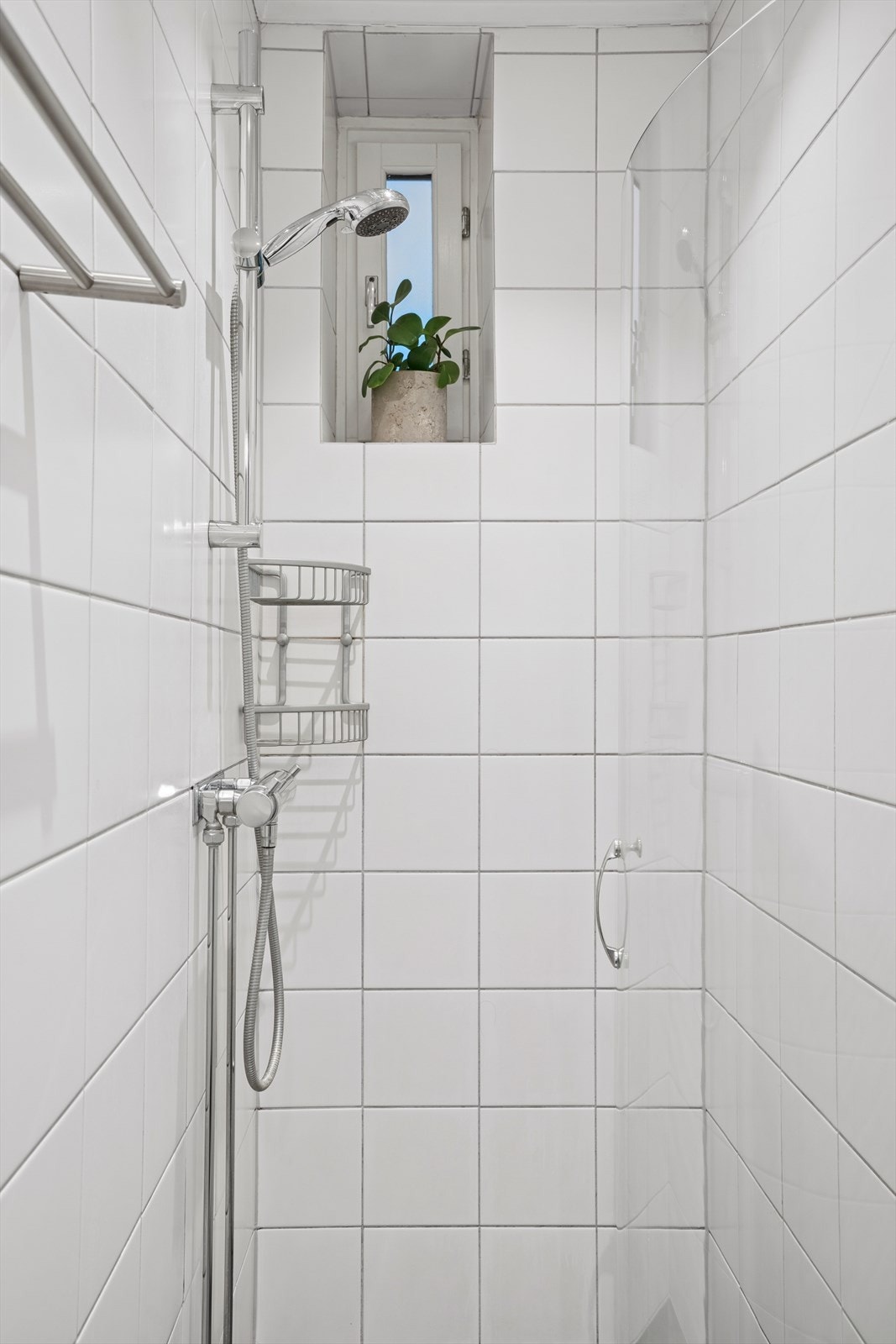 Pent, flislagt bad innredet med dusjhjørne og servantinnredning med underskap. Her er det lagt gulvvarme. Galleribilde