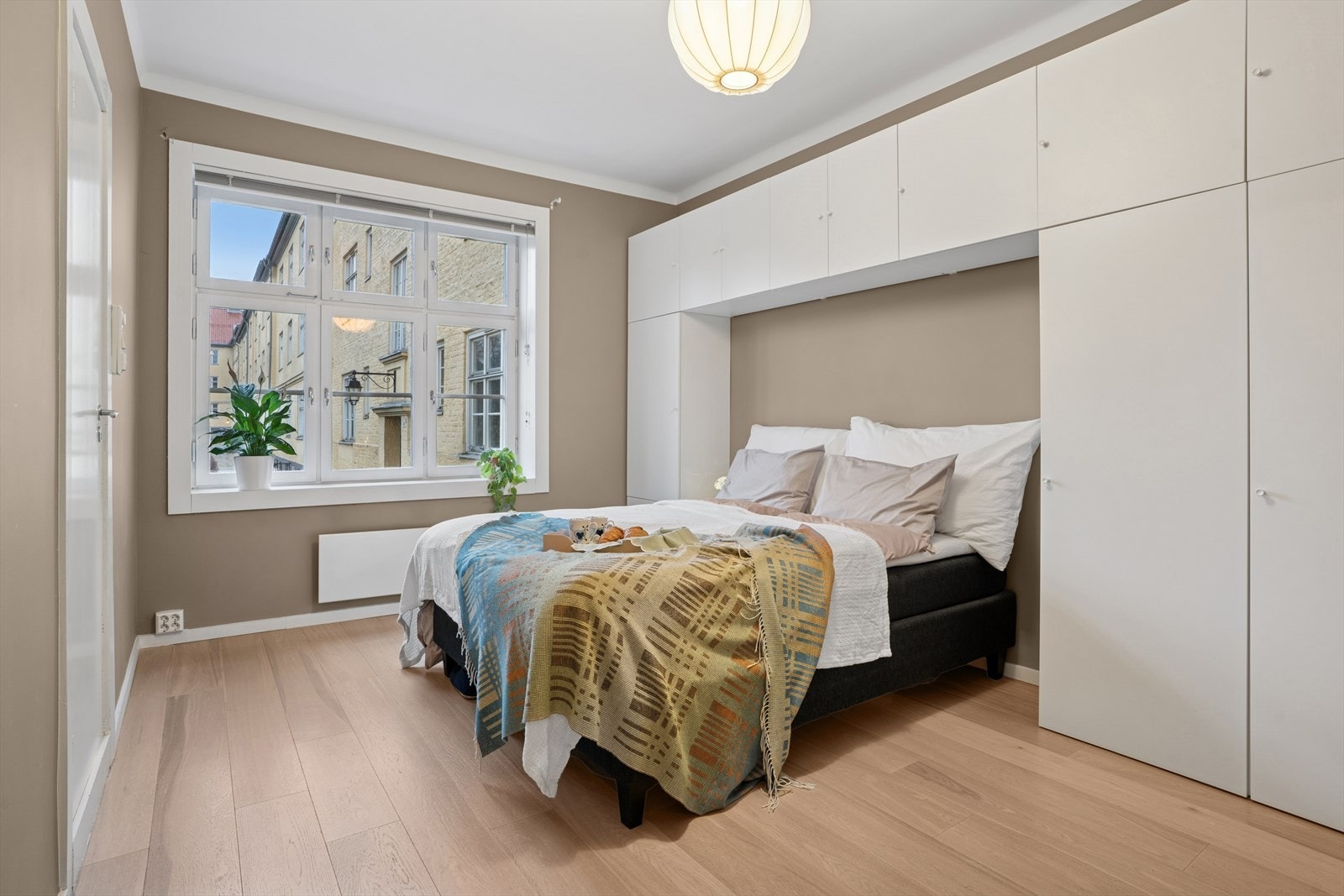 Leilighetens soverom er av god størrelse, med plass til blant annet stor dobbeltseng med nattbord. Galleribilde