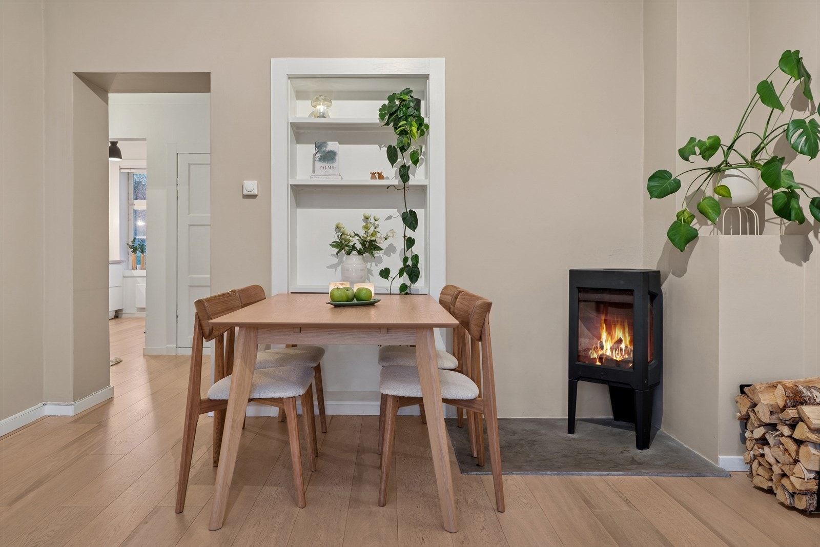 Dette er en stor, lys og gjennomgående 2-roms i populære Vøientunet Borettslag. Galleribilde