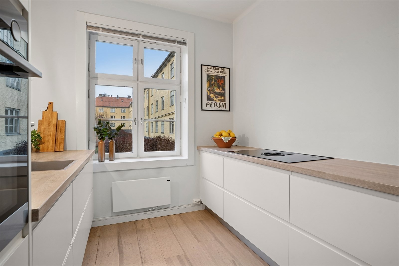 Leiligheten ligger fint til i en høy 1.etasje skjermet fra innsyn, men med nydelig utsyn over borettslagets uteområder. Galleribilde