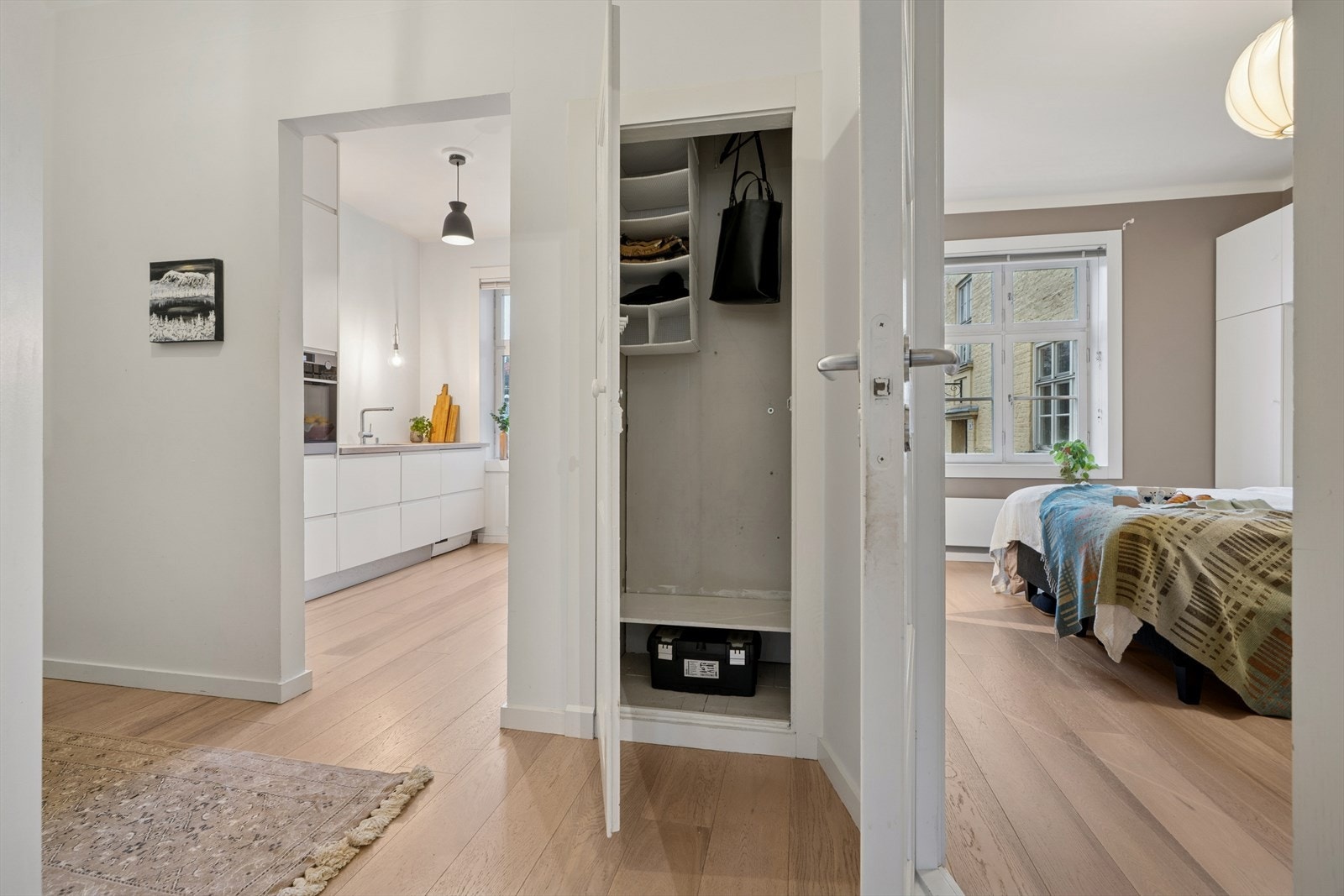 Mellom kjøkken og soverommet gjemmer det seg en praktisk innevendig bod. Galleribilde