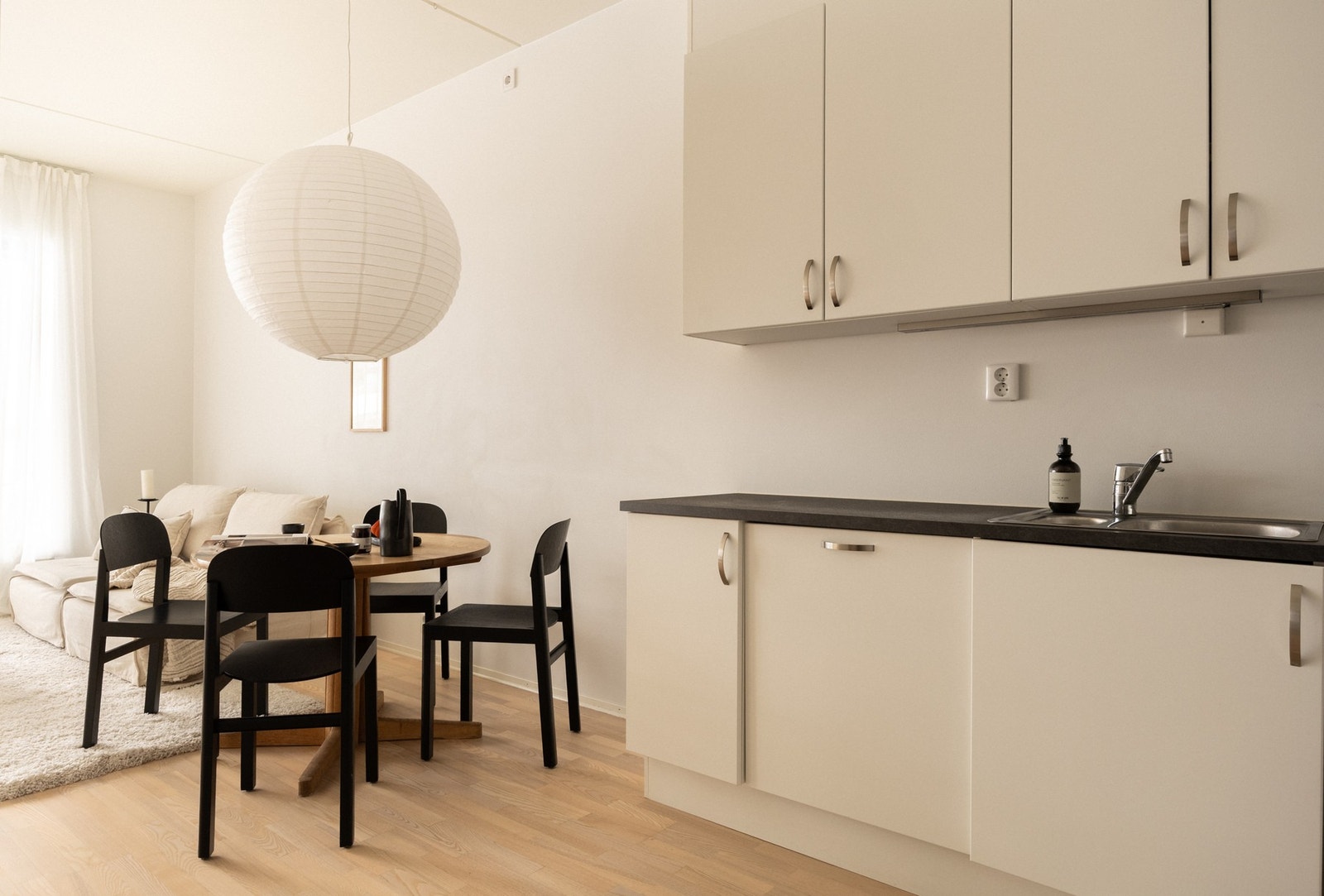 Pent kjøkken fra byggeår med en fin kombinasjon av skap- og benkeplass for både oppbevaring og matlaging. Galleribilde